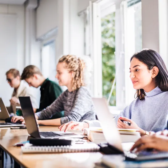 Lernende vor dem Laptop