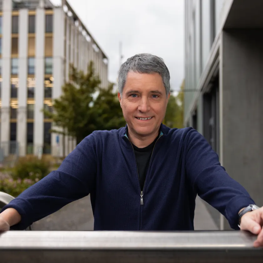 Ronnie Ebneter steht vor einem Gebäude