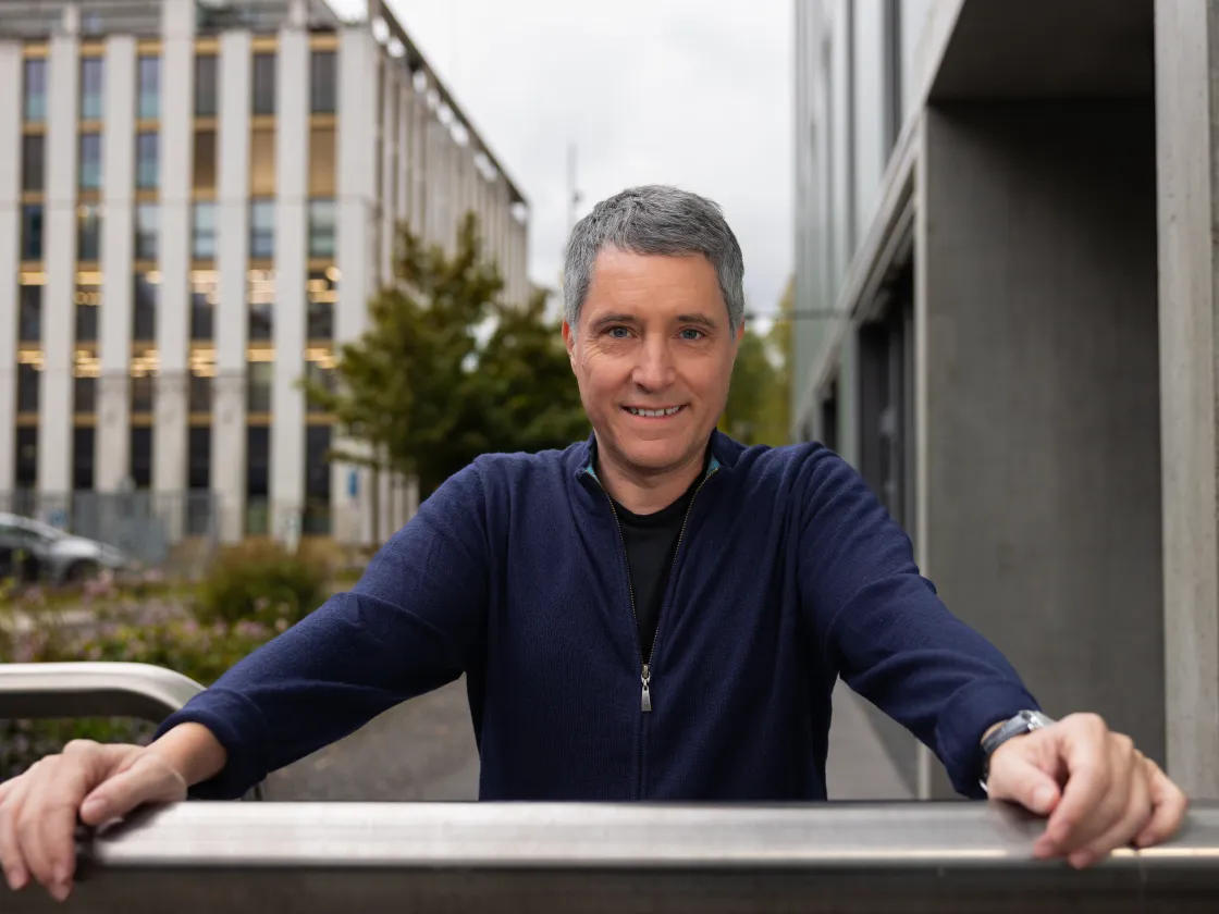 Ronnie Ebneter steht vor einem Gebäude