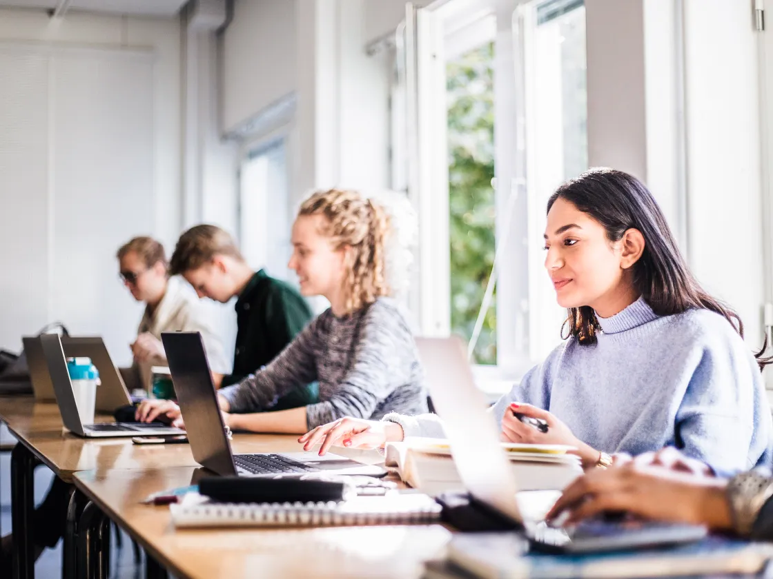 Lernende vor dem Laptop